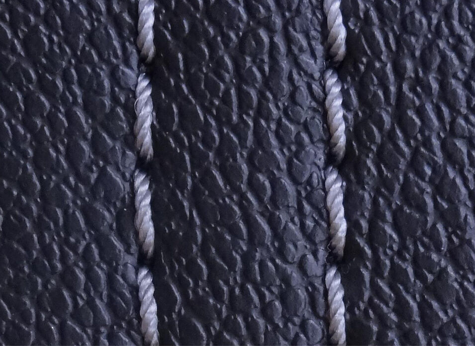 Twin needle seam with S- and Z-twisted thread