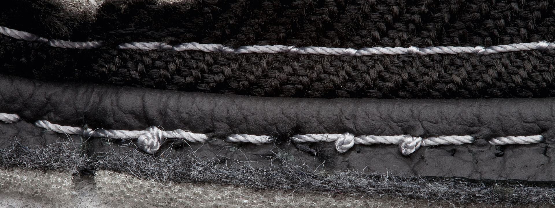 Knots on the lower side of the seam