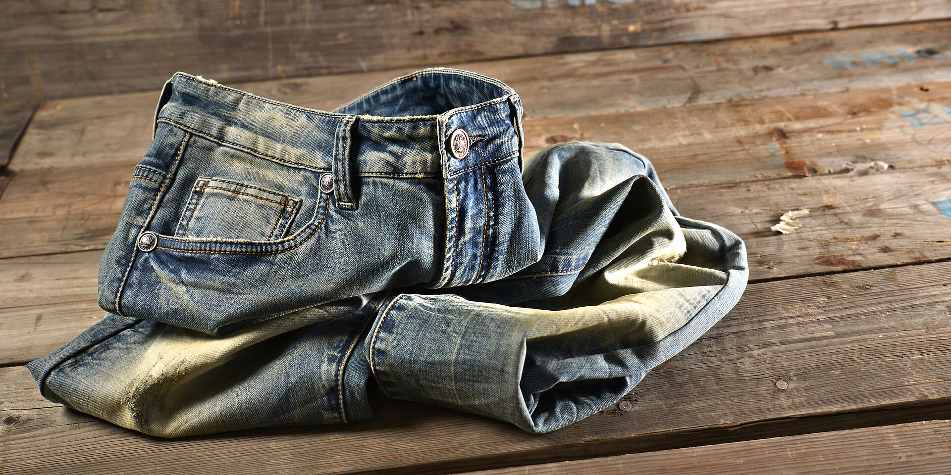 Special wash treatment on jeans (partial sanding, brushing and spraying)