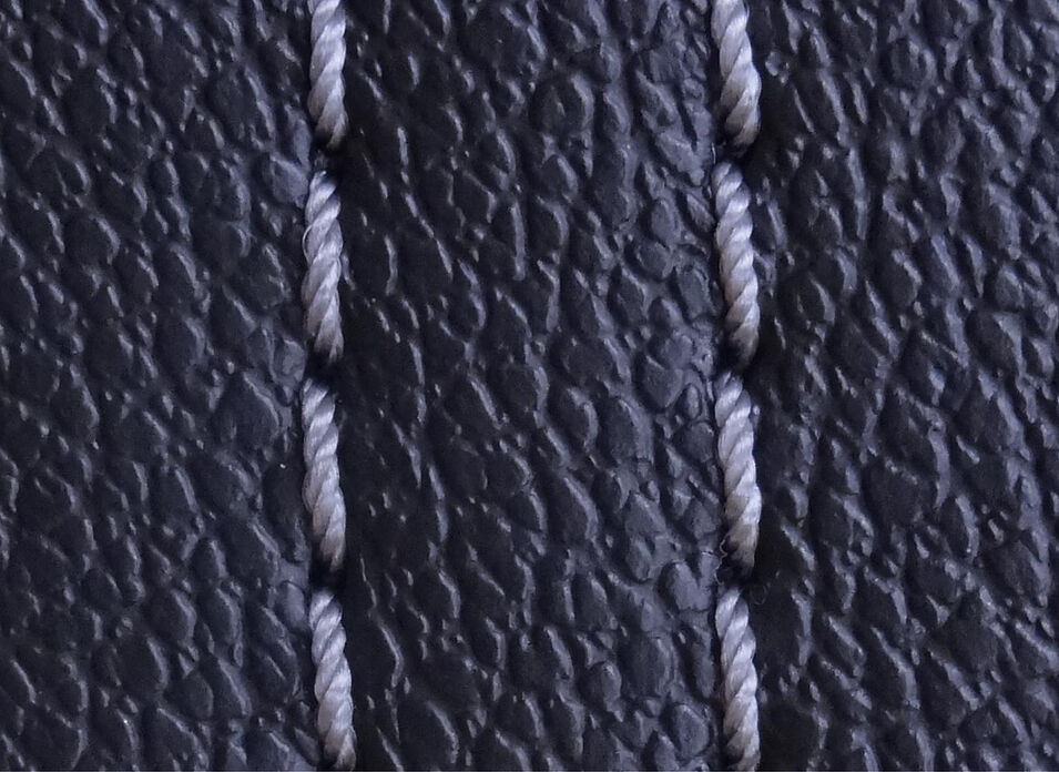 Twin needle seam with 2 Z-twisted threads