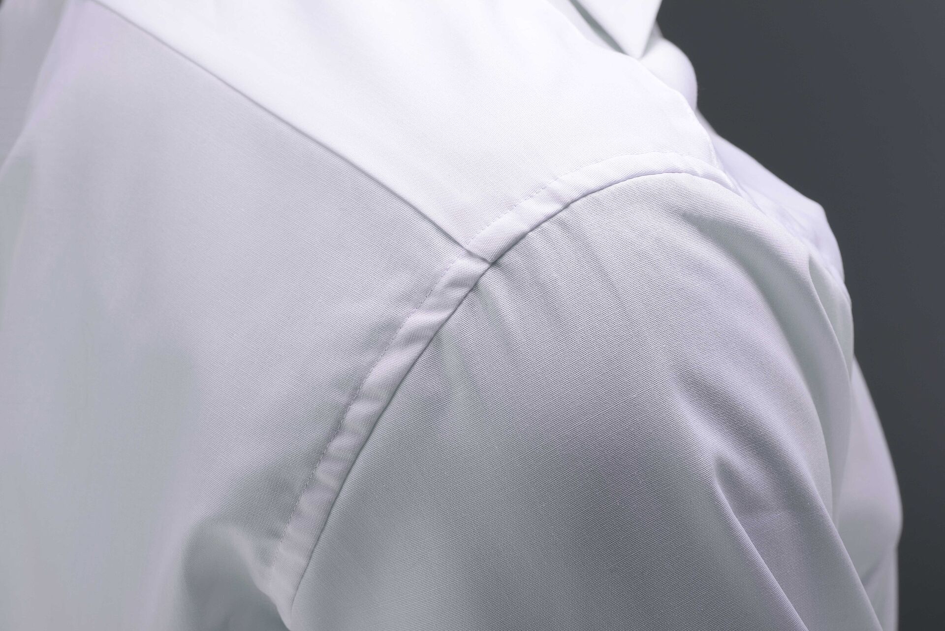 Non-congruent seam line at sleeve insertion seam